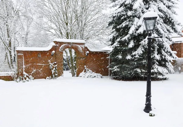 Een Victoriaanse Ommuurde Tuin Bakstenen Boog Bedekt Met Sneeuw Winter — Stockfoto