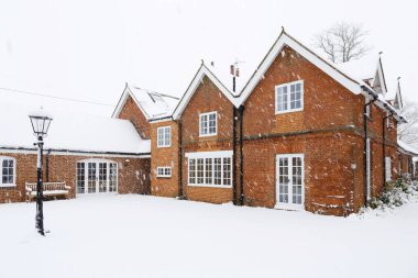 Bir geleneksel Victoria koç ev kış aylarında karla kaplı. Buckingham, İngiltere