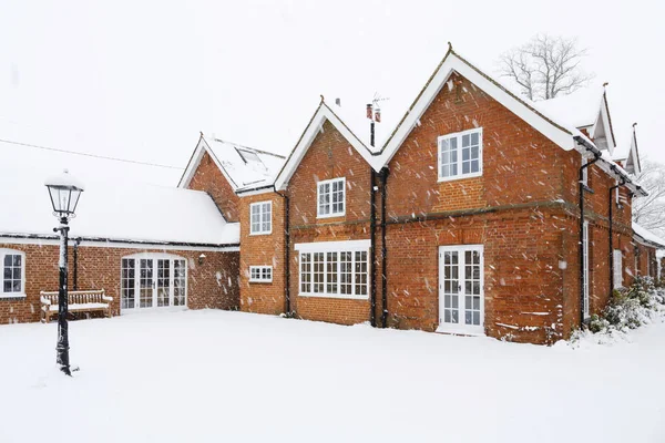 Uma Tradicional Casa Carruagem Vitoriana Coberta Neve Inverno Buckingham Reino — Fotografia de Stock