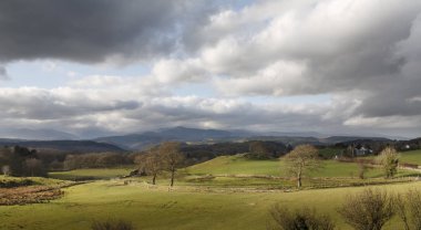 Galler tepeler dağlar içinde belgili tanımlık geçmiş ile yeşil. Snowdonia Milli Parkı yakınındaki Betys-y-coed, Conwy, Galler.