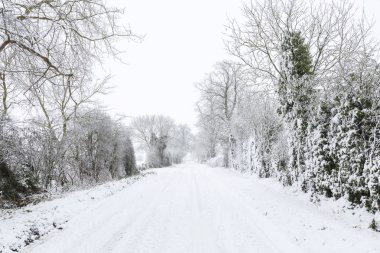 Kar kış aylarında İngilizce kırsal kesimde yol kapalı. Buckinghamshire, İngiltere