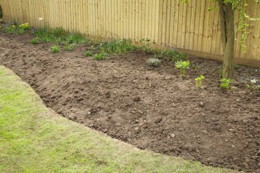 Bir bahçe flowerbed ekime hazırlanması. Çiçek yatak taze taşıyorsun ve boş gösterilir