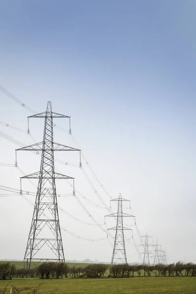 Line Electricity Pylons Carries Power Cables Open Countryside Copy Space — Stock Photo, Image