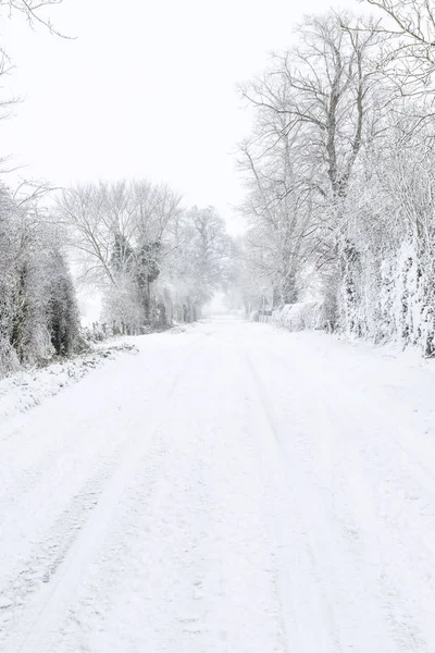 Βρετανική Επαρχιακό Δρόμο Στην Αγροτική Ύπαιθρο Καλυμμένο Χιόνι Χειμώνα Buckinghamshire — Φωτογραφία Αρχείου