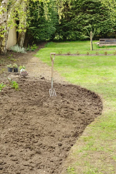 庭園に植える前に新しい花壇を掘る — ストック写真