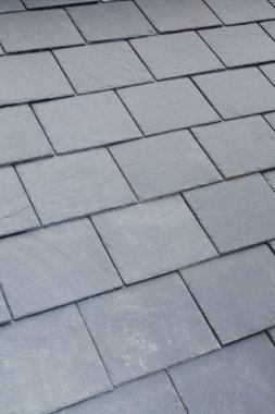 Geleneksel gri kayrak çatı kiremitleri üzerinde Eğimli çatı detay