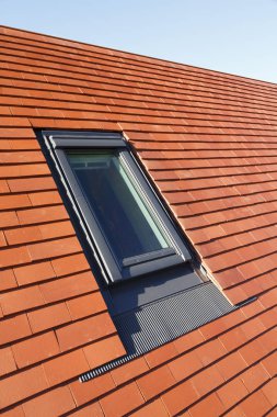 VELUX tarzı çatı ışık penceresi geleneksel bir düz kil kiremit evin çatı