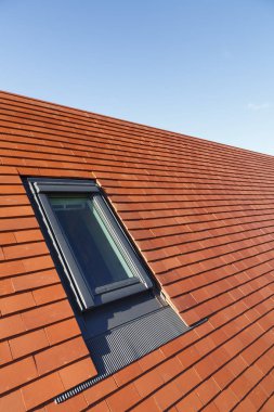 Geleneksel düz kil kiremit ev çatı çatı ışık velux tarzı penceresi