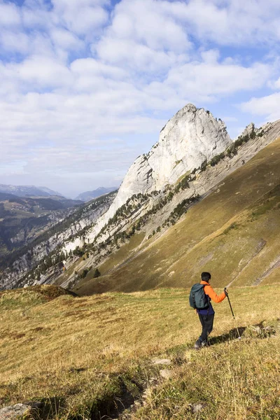 Uma Mulher Indiana Asiática Caminha Nas Montanhas Les Aravis França — Fotografia de Stock