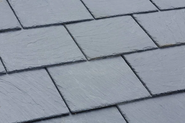 Nahaufnahme Von Traditionellen Dachziegeln Aus Grauem Schiefer Auf Einem Satteldach — Stockfoto
