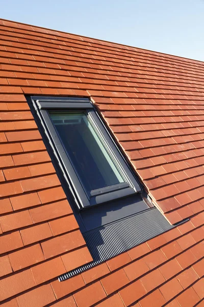Velux Stil Dach Licht Fenster Einem Traditionellen Einfachen Lehmziegel Hausdach — Stockfoto