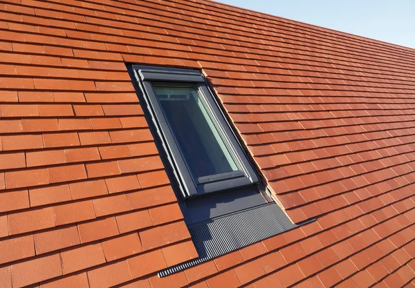 Velux Typ Dach Licht Fenster Einem Traditionellen Einfachen Lehmziegel Hausdach — Stockfoto
