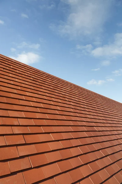 Neue Traditionelle Einfache Lehmziegel Auf Einem Hausdach Vor Blauem Himmel — Stockfoto