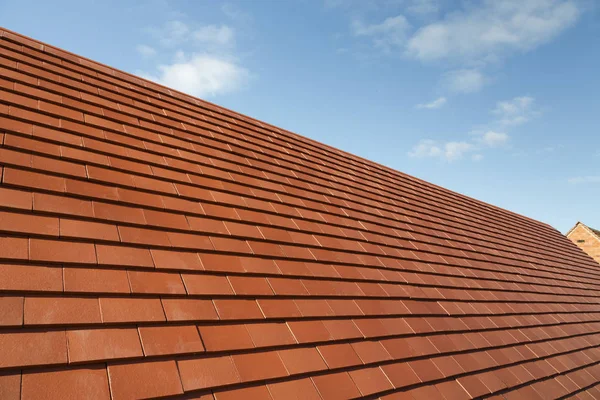 Nuove Mattonelle Argilla Pianura Tradizionali Tetto Casa Contro Cielo Blu — Foto Stock