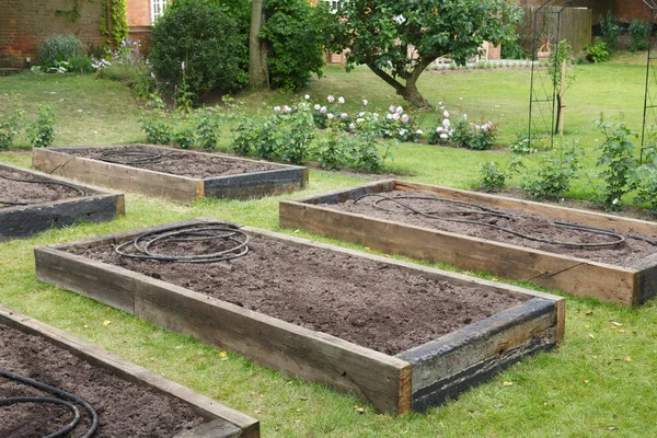 Neu Errichtete Hochbeete Mit Bewässerungsschlauch Vor Der Pflanzung Einem Neu — Stockfoto