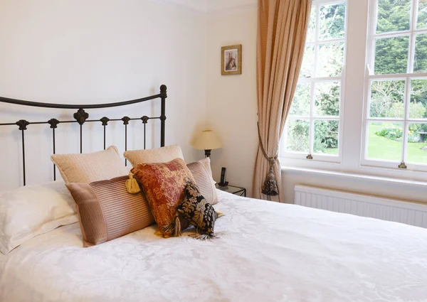Интерьер Спальни Традиционном Стиле Английский Дом Роскошной Мягкой Мебелью — стоковое фото