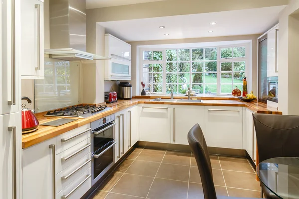 Modulaire Moderne Keuken Interieur Met Witte Eenheden Hedendaagse Eethoek — Stockfoto