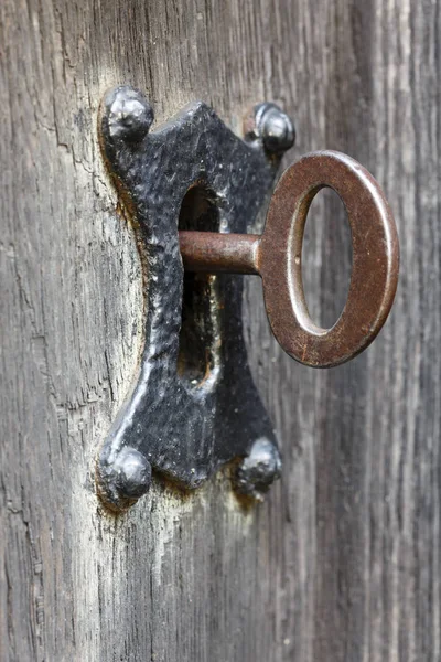 Παλιό Κλειδί Στην Κλειδαρότρυπα Απεικονίζει Τις Έννοιες Της Ασφάλειας Και — Φωτογραφία Αρχείου