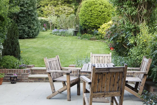 Vorortgarten mit Patio — Stockfoto