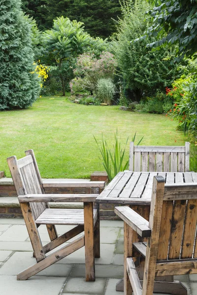 Buiten tafel en stoelen — Stockfoto