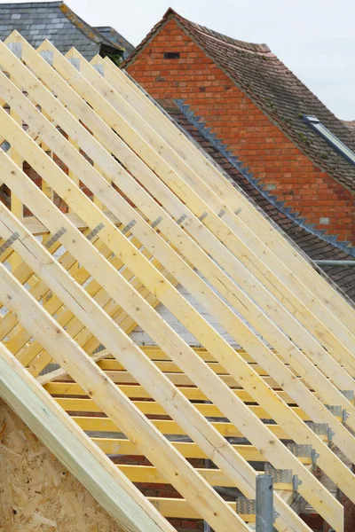 Novas treliças de telhado de madeira fechar — Fotografia de Stock