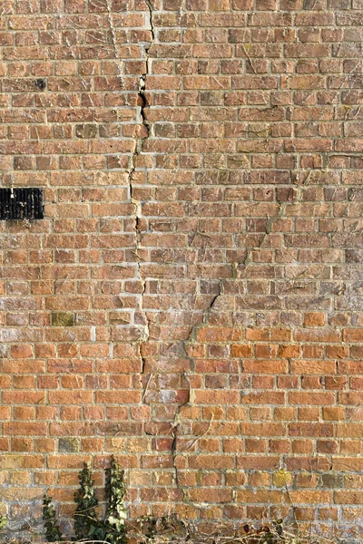 Оседание треснувшей кирпичной стены — стоковое фото