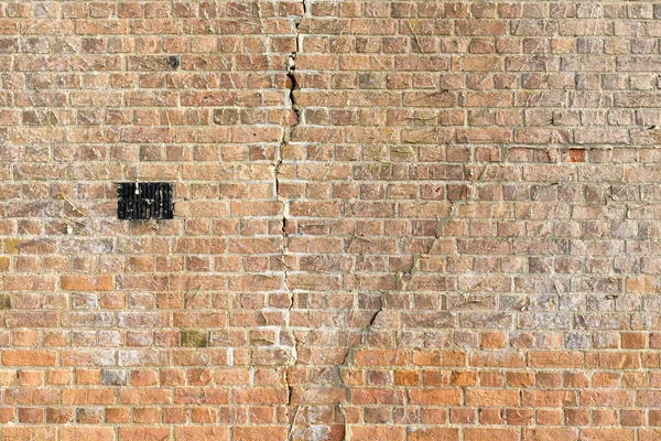 Subsidence sprickor tegelvägg — Stockfoto