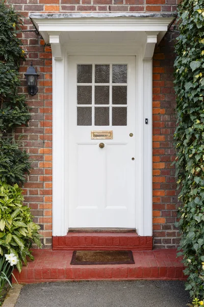 Haustür zum englischen Haus — Stockfoto