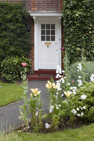 Haustür zum englischen Haus — Stockfoto