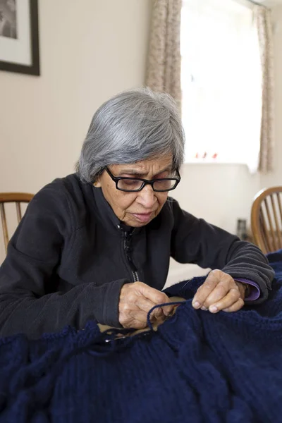 Stará žena, pletení — Stock fotografie