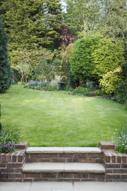 Çim ve veranda ile teraslı bahçe