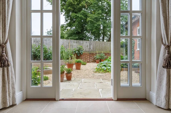 Openslaande deuren naar de keuken tuin — Stockfoto