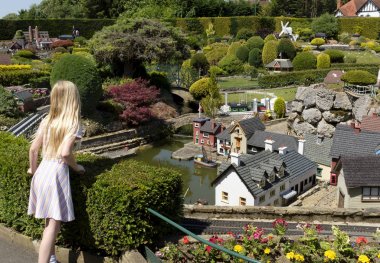 Bekonscot model köyünde kız ziyaretçi