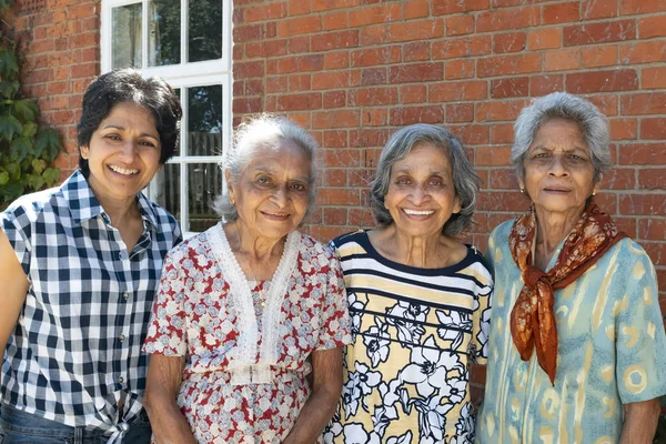 Oude Indiase vrouwen familiebijeenkomst — Stockfoto