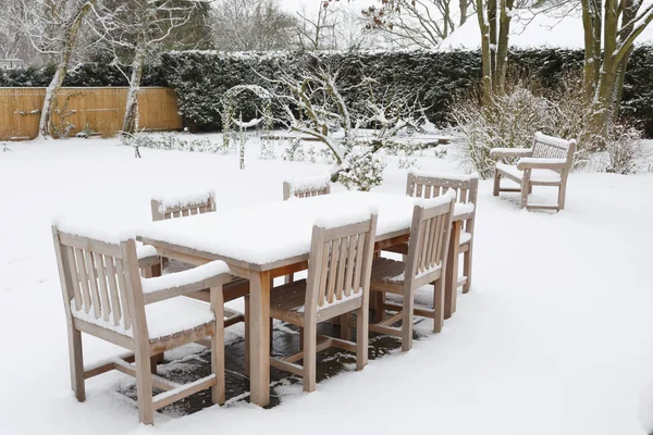 Gartenmöbel auf der Terrasse im Winter — Stockfoto