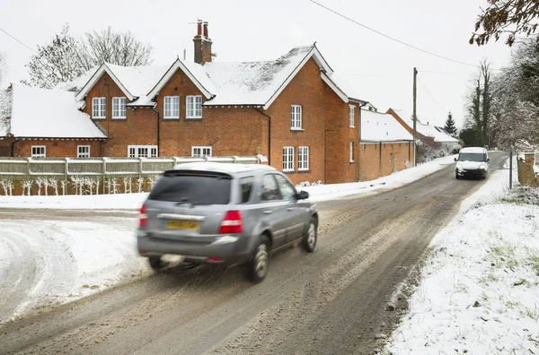 冬の雪英国で運転する車 — ストック写真