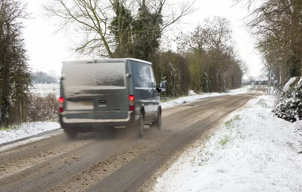 Carrinha de trânsito dirigindo na neve — Fotografia de Stock