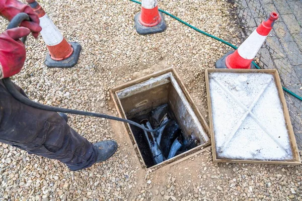 Hombre Desbloqueando Drenaje Aguas Residuales Domésticas Través Cámara Inspección Abierta —  Fotos de Stock