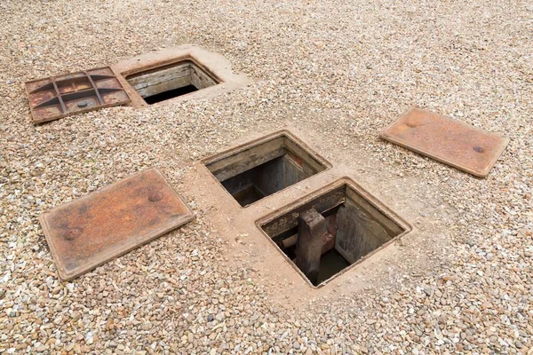 Überprüfung Einer Unterirdischen Klärgrube Oder Eines Regenwassersystems Mit Offenem Kanaldeckel — Stockfoto