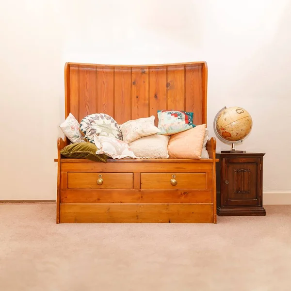 スタイリッシュなアンティーク伝統的な木製の収納ベンチシート 英国の家の木製の家具 — ストック写真