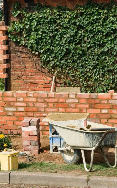 在英国铺设砖头 建造红砖花园墙 — 图库照片