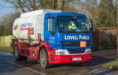 BUCKINGHAM, İngiltere - 15 Şubat 2018. Lovell yakıtı, ısıtma yağı teslimatı. Köy içi ısıtma yağı (kerosene) taşıyan bir tanker kamyonu, kırsal bir evde bir petrol deposunu dolduruyor