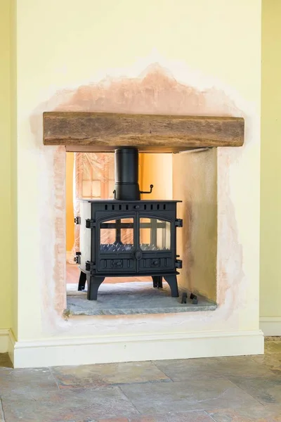 新的柴火炉 安装双面烧木炉 英国室内设计 — 图库照片