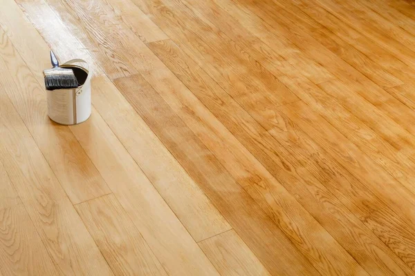 在英国的一个房间里恢复硬木地板 对木地板进行砂化和染色 — 图库照片