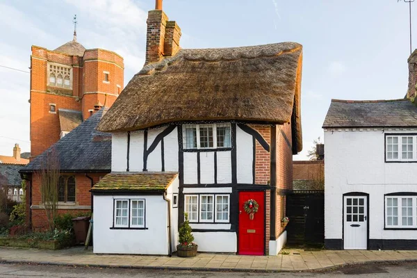 Straße Mit Historischen Häusern Weihnachten Mit Reetdachhaus Winslow Buckinghamshire Großbritannien — Stockfoto