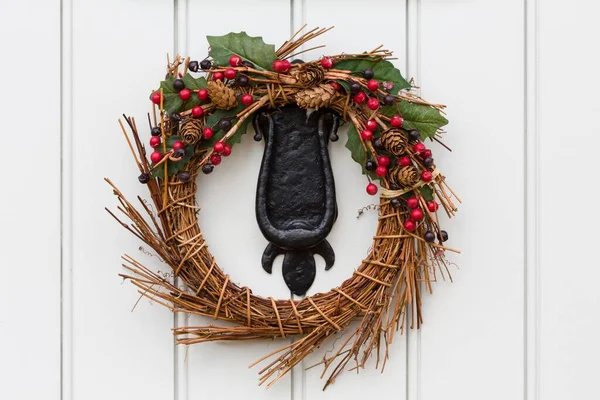 Geleneksel Boyanmış Ahşap Kapının Dökme Demir Tokmağındaki Noel Çelengi Çelenk — Stok fotoğraf