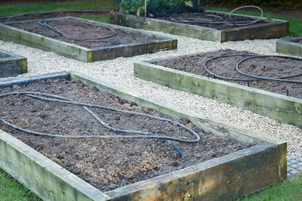 Baharda ya da kışın sebze bahçesinde boş kaldırılmış yataklar. İngiltere 'de bir bahçe planlaması, inşası veya bakımı