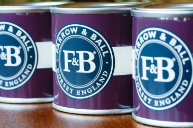 Londra, İngiltere - 30 Kasım 2014. Farrow ve Ball veya Farrow & Ball boya kutuları, İngiltere