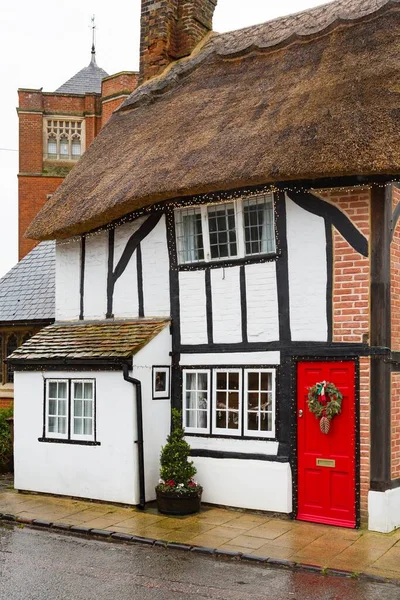 Winslow Großbritannien Dezember 2019 Fassade Eines Englischen Reetgedeckten Häuschens Weihnachten — Stockfoto