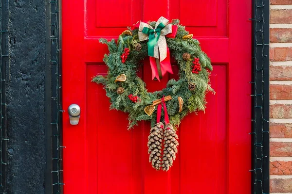 クリスマスリースで赤く塗られた英語の家への正面玄関 Xmas Garland — ストック写真